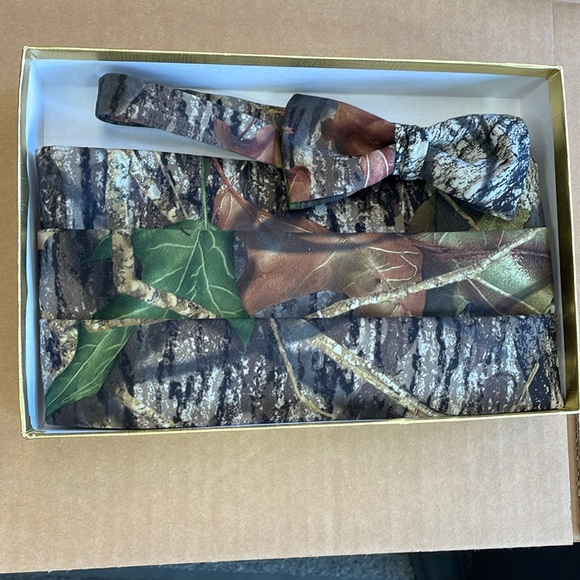 Mossy Oak Cummerbund an Bow Tie Set New